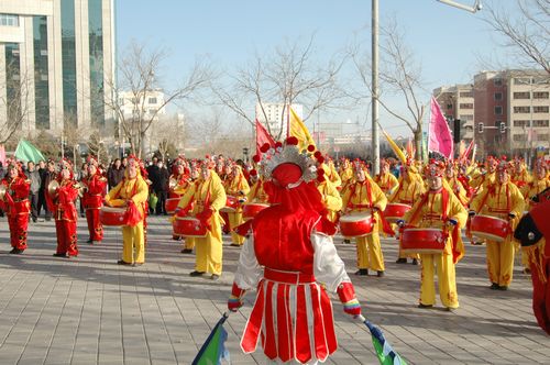 酒泉市2011年元宵節(jié)社火匯演期間，部分社火隊(duì)來公司拜年