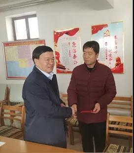 敦煌種業(yè)領(lǐng)導(dǎo)看望慰問公司老干部、老黨員及困難黨員職工